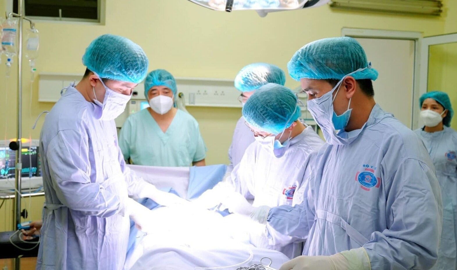 Ca phẫu thuật có sự tham gia của bác sĩ 2 bệnh viện.