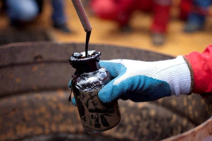 Giá xăng giảm nhẹ. (Ảnh: reuters).