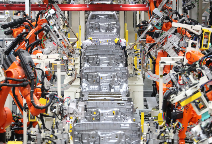 Robot hàn tự động trong dây chuyền sản xuất ô tô của một nhà máy ở thành phố Thanh Đảo, Trung Quốc. (Ảnh: SCMP)