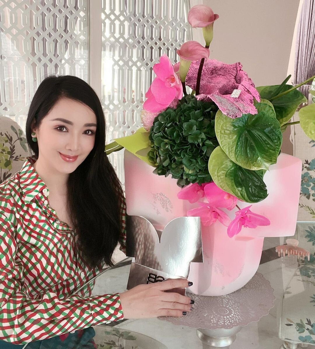 Sao Việt 6/12: Hoa hậu Ý Nhi đẹp sang chảnh, Hoài Linh tới thăm mộ Chí Tài - 6