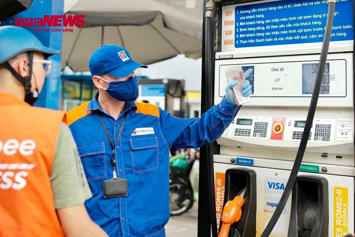 Xăng giảm giá từ 15h chiều nay 7/12. (Ảnh minh họa: Công Hiếu).