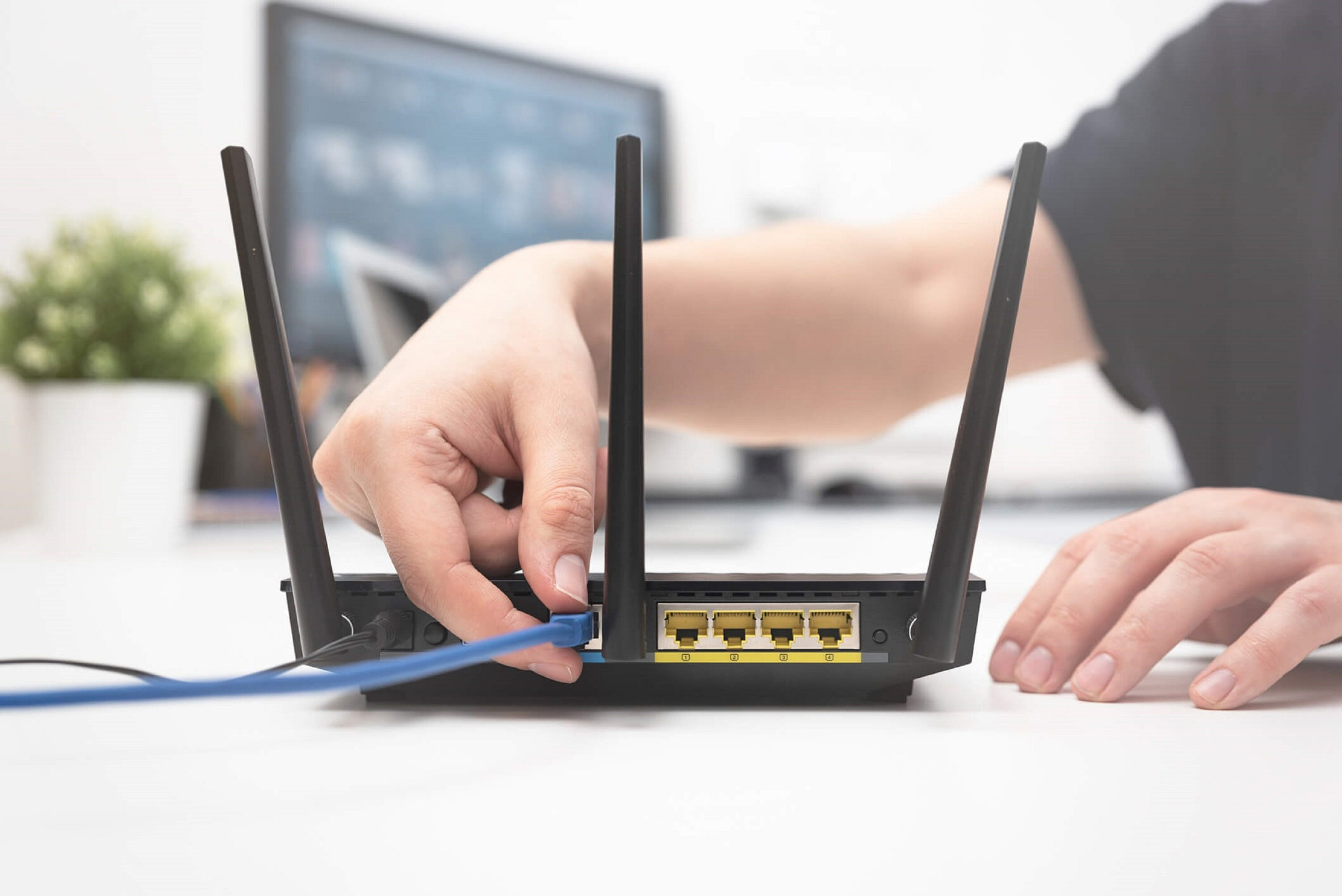 Hãy đảm bảo router luôn được kết nối nguồn điện khi bạn vắng nhà. (Ảnh: Getty Images)
