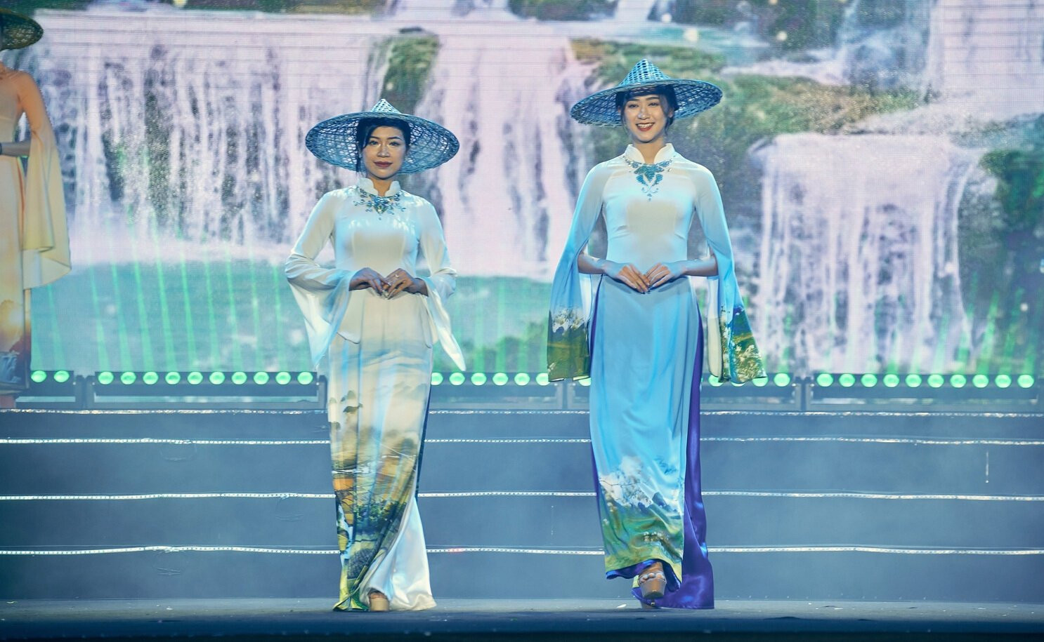 Phần trình diễn áo dài trên nền điệu hát Lượn “Đợi nàng” do NSND Nông Xuân Ái đặt lời Tày và biểu diễn.