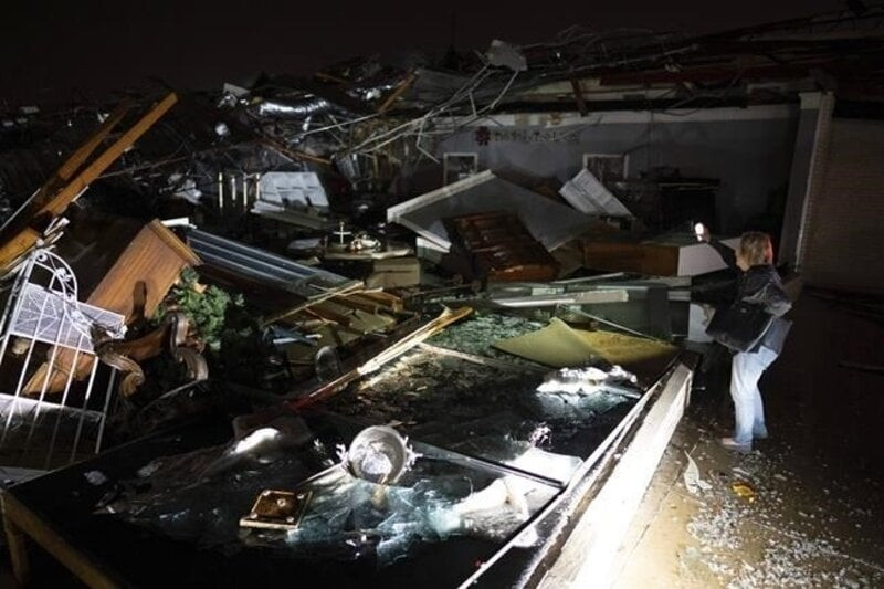 Một cơ sở kinh doanh bị lốc xoáy phá hủy ở West Main ở Hendersonville, Tennessee ngày 9/12. (Ảnh: AP)