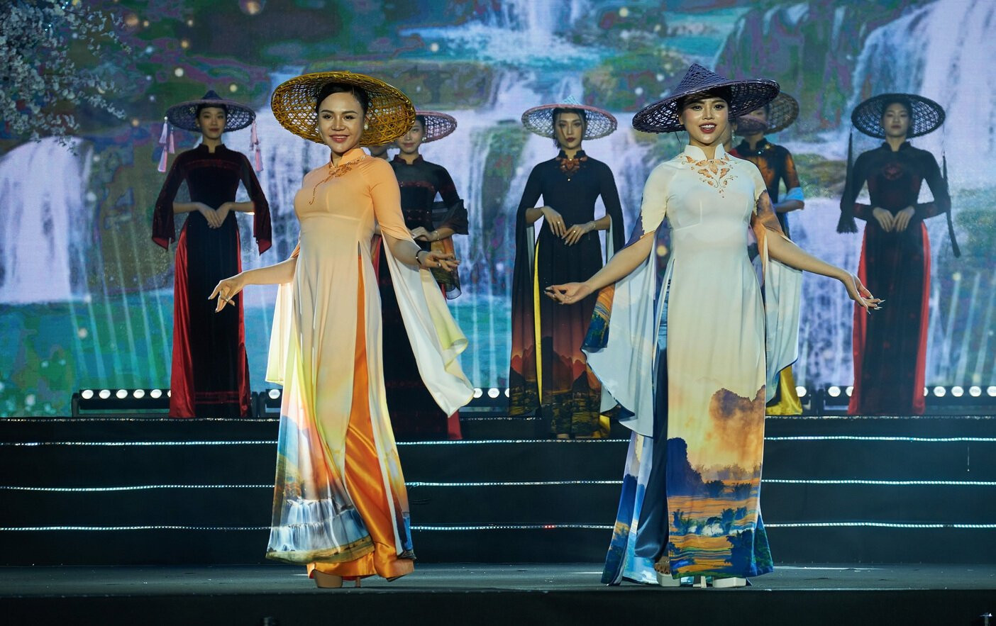 Nhà thiết kế người Tày thực hiện với mong muốn giữ gìn và phát huy hơn nữa những giá trị văn hoá truyền thống, các di sản văn hoá đậm đà bản sắc dân tộc của Cao Bằng.