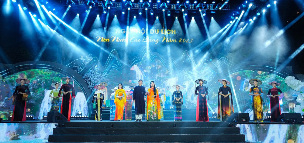 Màn trình diễn áo dài trong Ngày hội Du lịch Non nước Cao Bằng năm 2023 với chủ đề Non nước Cao Bằng - Xứ sở thần tiên, đã gây ấn tượng với công chúng.