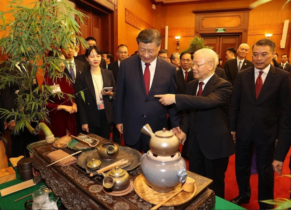 Tổng Bí thư Nguyễn Phú Trọng và Tổng Bí thư, Chủ tịch Trung Quốc Tập Cận Bình nghe giới thiệu về trà. (Ảnh: Trí Dũng/TTXVN)