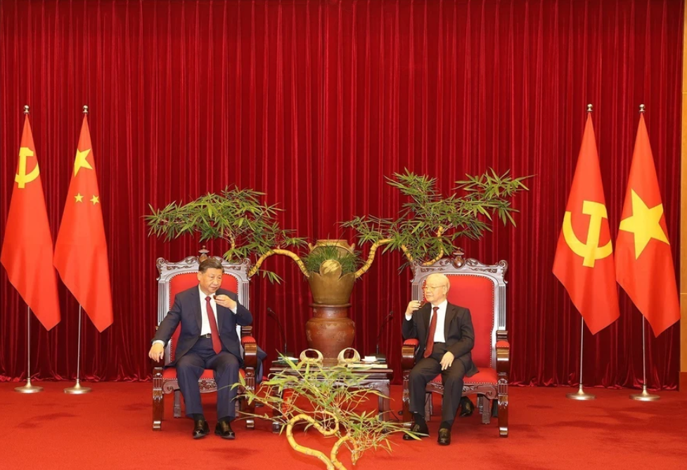Tổng Bí thư Nguyễn Phú Trọng mời Tổng Bí thư, Chủ tịch Trung Quốc Tập Cận Bình thưởng thức trà. (Ảnh: Trí Dũng/TTXVN)