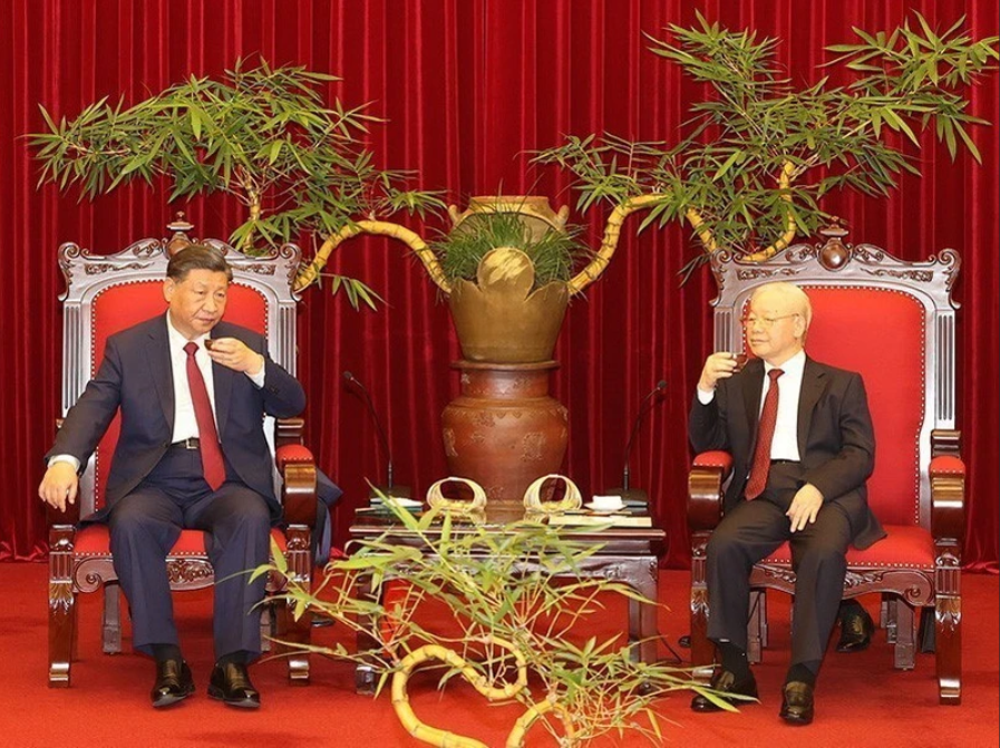 Tổng Bí thư Nguyễn Phú Trọng mời Tổng Bí thư, Chủ tịch Trung Quốc Tập Cận Bình thưởng thức trà. (Ảnh: Trí Dũng/TTXVN)