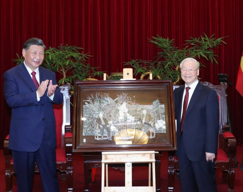 Tổng Bí thư Nguyễn Phú Trọng tặng Tổng Bí thư, Chủ tịch Trung Quốc Tập Cận Bình tranh lưu niệm. (Ảnh: Phương Hoa/TTXVN)
