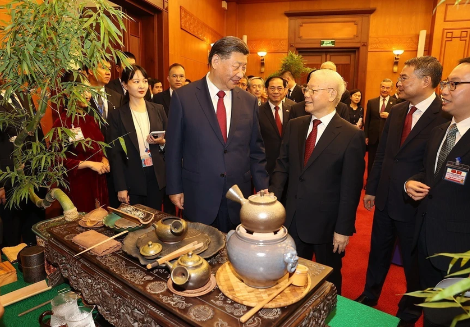 Tổng Bí thư Nguyễn Phú Trọng và Tổng Bí thư, Chủ tịch Trung Quốc Tập Cận Bình nghe giới thiệu về trà. (Ảnh: Trí Dũng/TTXVN)