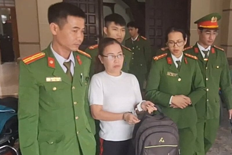 Công an huyện Hậu Lộc thi hành lệnh bắt bị can để tạm giam đối với Nguyễn Thị Xuyến. (Ảnh: Công an tỉnh Thanh Hoá)