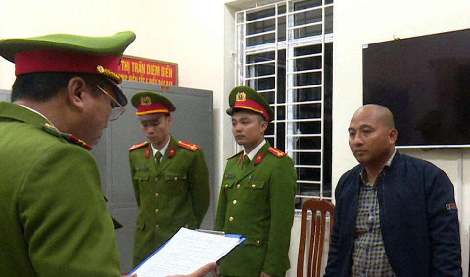 Cơ quan CSĐT Công an huyện Thái Thụy công bố các quyết định và lệnh đối với Nguyễn Văn Đoàn. (Ảnh: Công an tỉnh Thái Bình)