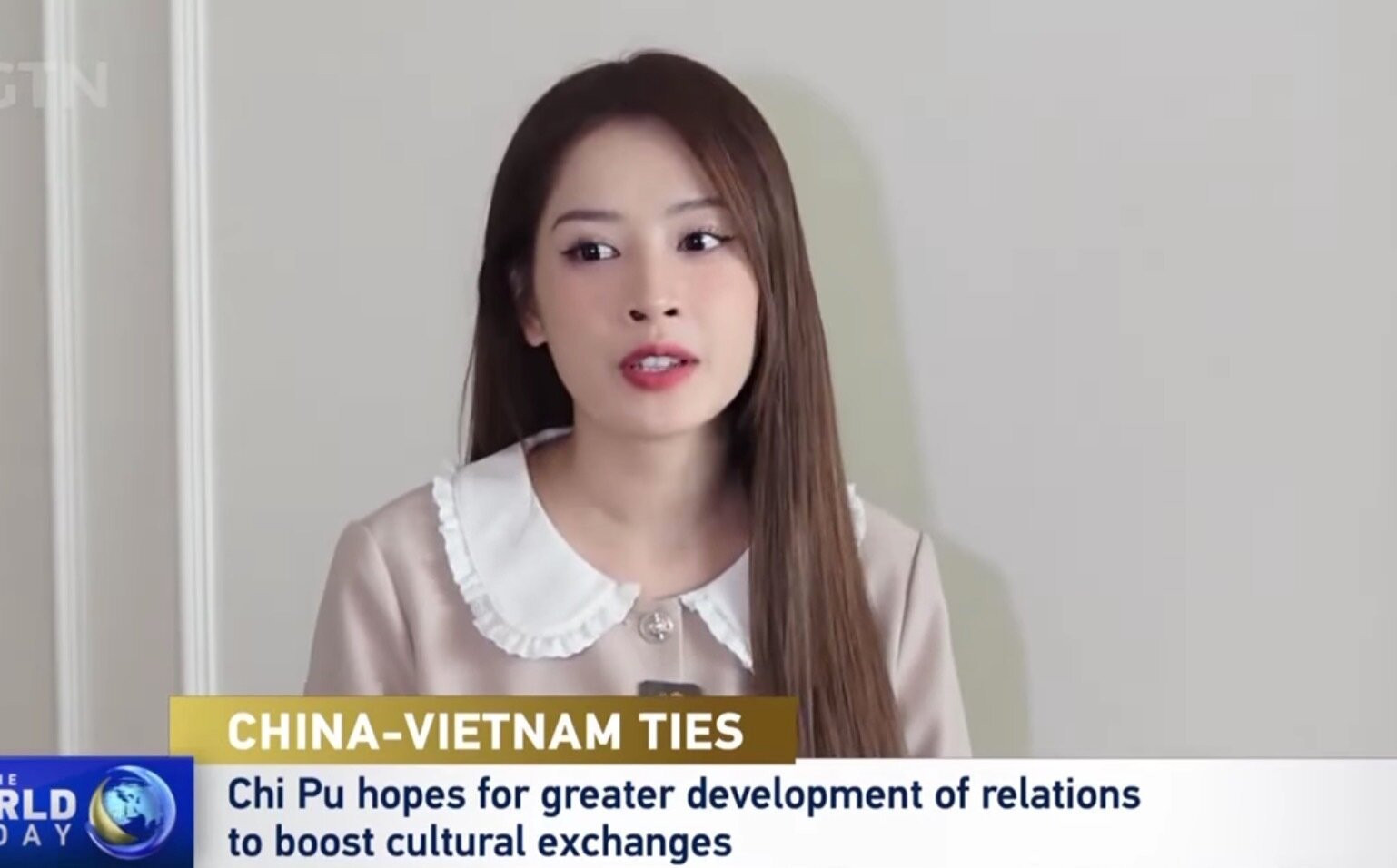 Chi Pu trả lời phỏng vấn 2 đài truyền hình lớn của Trung Quốc.