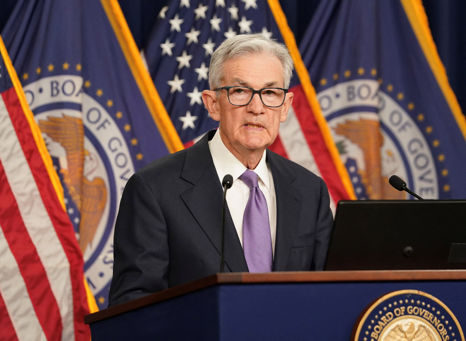 Chủ tịch Fed Jerome Powell trong cuộc họp báo sau phiên họp chính sách cuối cùng của năm 2023. (Ảnh: Reuters)