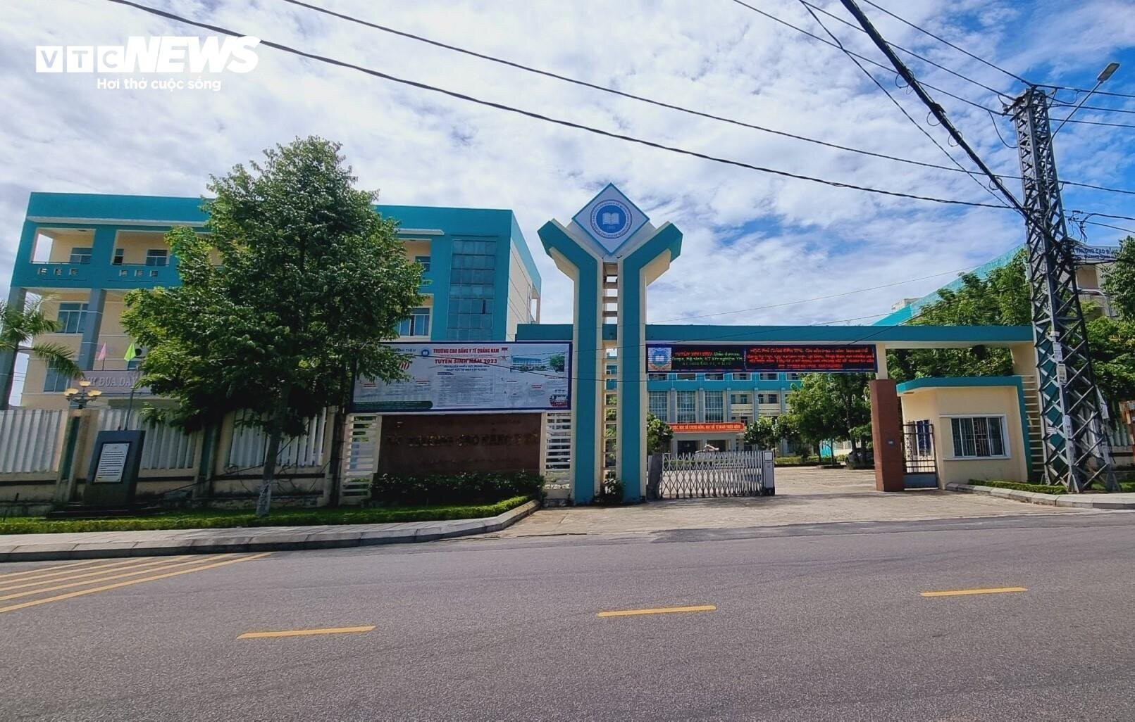 114 cán bộ, giảng viên của Trường Cao đẳng Y tế Quảng Nam đang bị nợ lương.