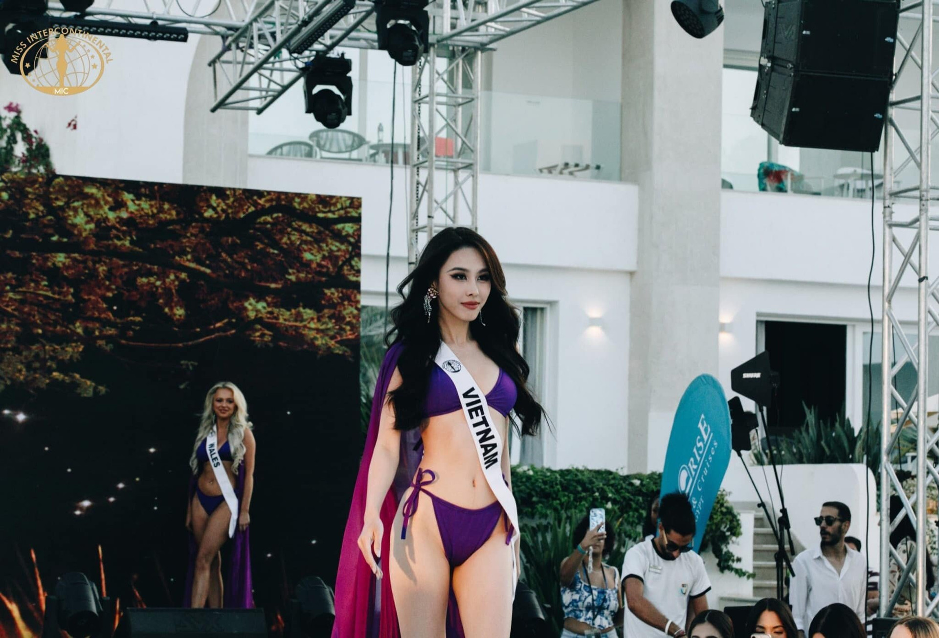 Trong bộ bikini màu tím, Ngọc Hằng khoe được vóc dáng gợi cảm cùng phong thái tự tin. Kỹ năng catwalk của người đẹp Việt Nam cũng được đánh giá tốt.