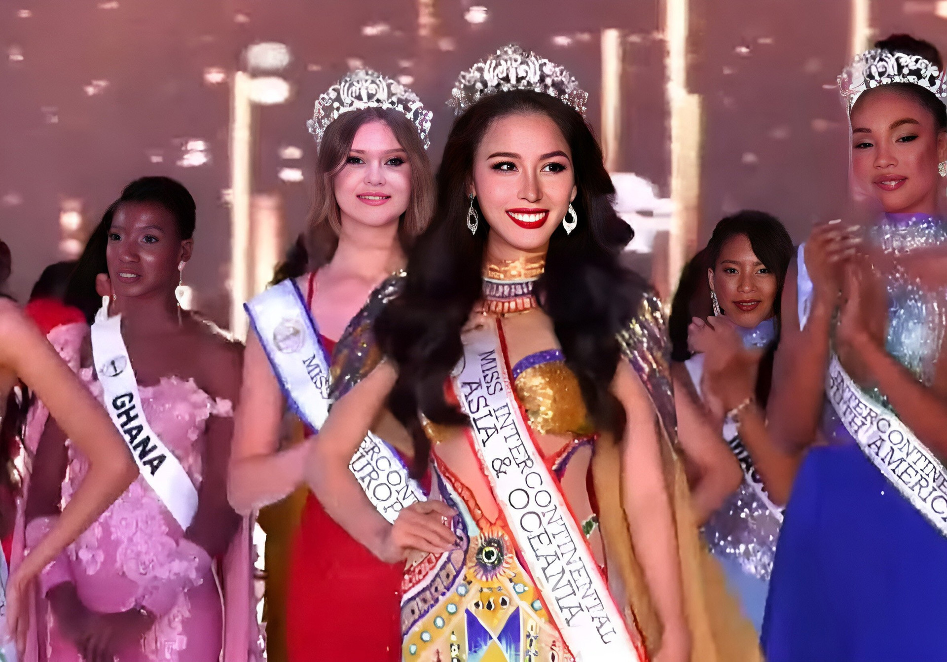 Với phần ứng xử bằng tiếng Anh lưu loát, Lê Nguyễn Ngọc Hằng đã được gọi tên ở ngôi vị Á hậu 2 Hoa hậu Liên lục địa 2023. Đây là một kết quả xứng đáng cho những nỗ lực mà người đẹp đã cố gắng cho chặng hành trình này.