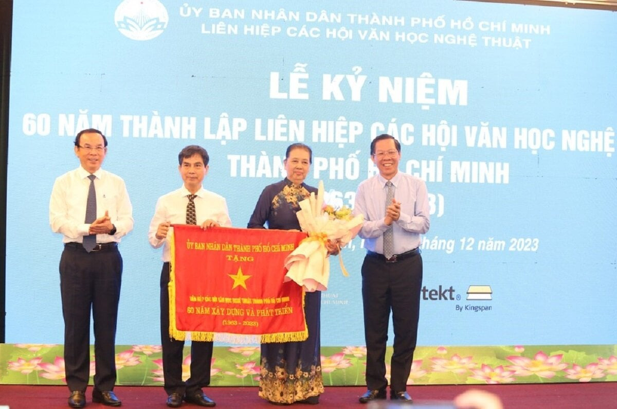 Bí thư Thành ủy TPHCM Nguyễn Văn Nên cùng Chủ tịch UBND TP.HCM Phan Văn Mãi trao cờ thi đua tặng Liên hiệp các Hội VHNT TP.HCM.
