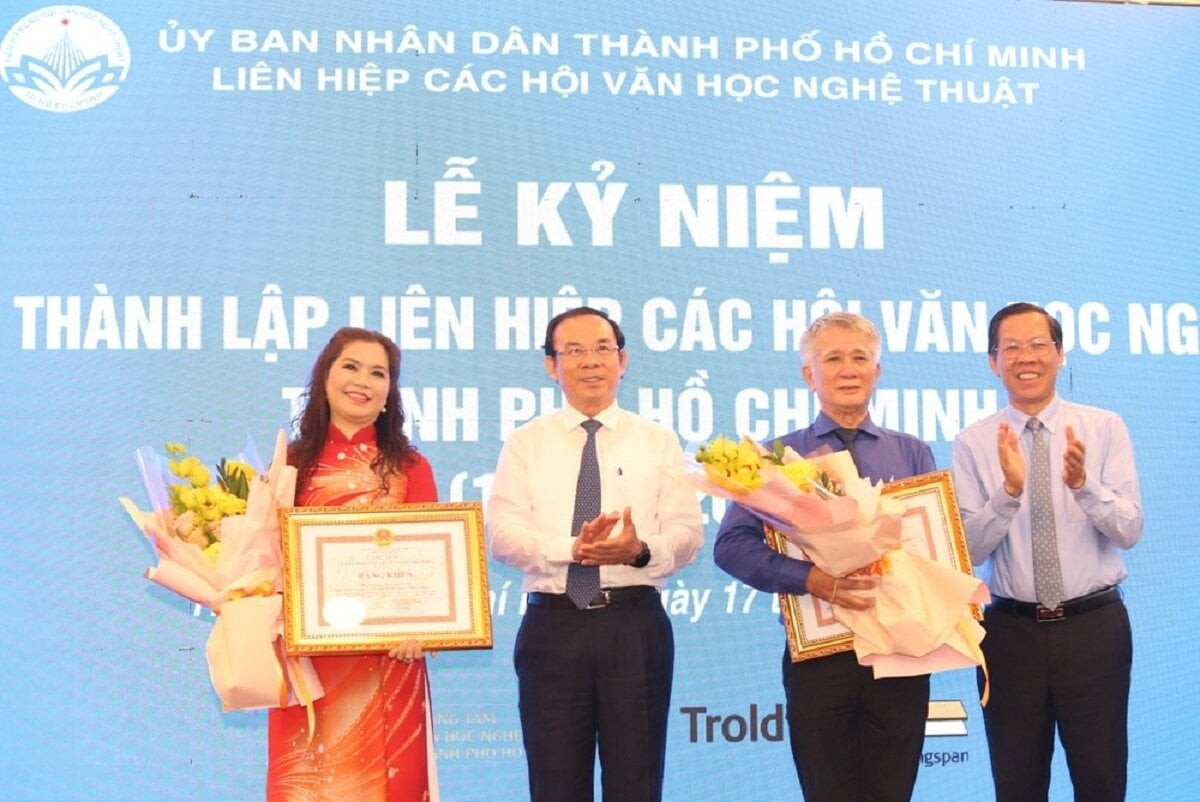 Ông Nguyễn Văn Nên và ông Phan Văn Mãi trao Bằng khen UBND TP.HCM để khen thưởng những đóng góp tiêu biểu của Liên hiệp trong hành trình đã qua. Ảnh: Ngô Tùng