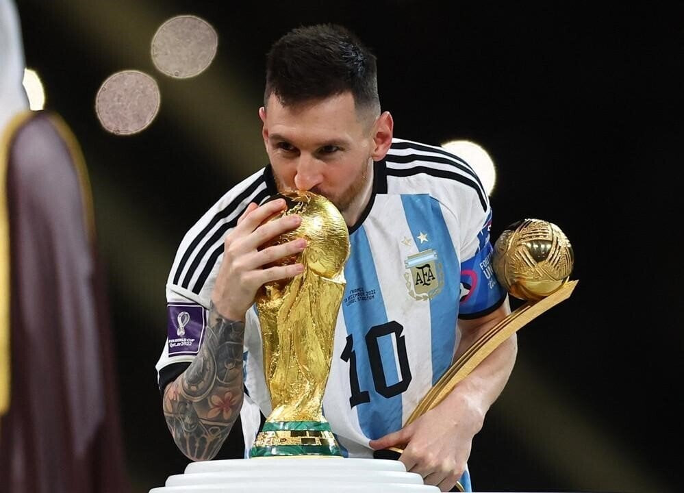 Chức vô địch World Cup 2022 giúp Lionel Messi giành Quả bóng vàng lần thứ 8 trong sự nghiệp. Siêu sao người Argentina chia tay bóng đá châu Âu và chuyển sang Mỹ, gia nhập Inter Miami. Dù đây là bước đi được coi là 