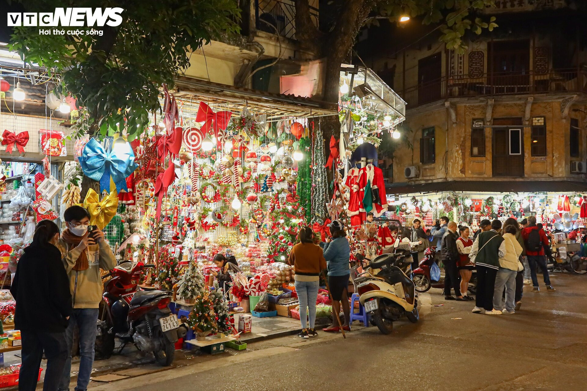 Khách xem nhiều hơn mua, thị trường đồ trang trí Giáng sinh ở Hà Nội 'cảm lạnh' - 2