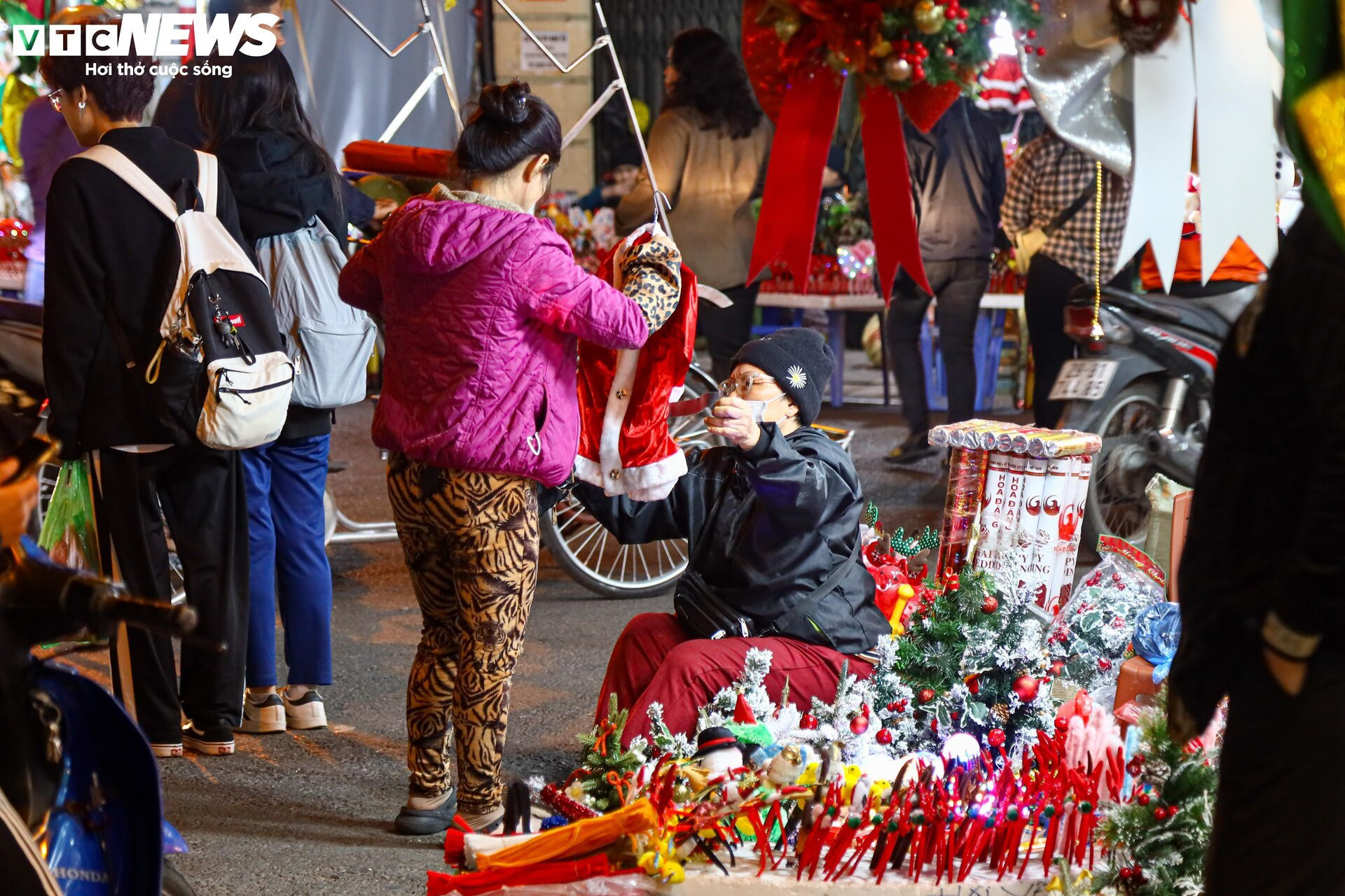 Khách xem nhiều hơn mua, thị trường đồ trang trí Giáng sinh ở Hà Nội 'cảm lạnh' - 13