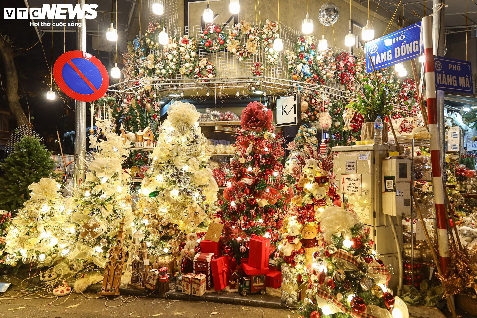 Khách xem nhiều hơn mua, thị trường đồ trang trí Giáng sinh ở Hà Nội 'cảm lạnh' - 9