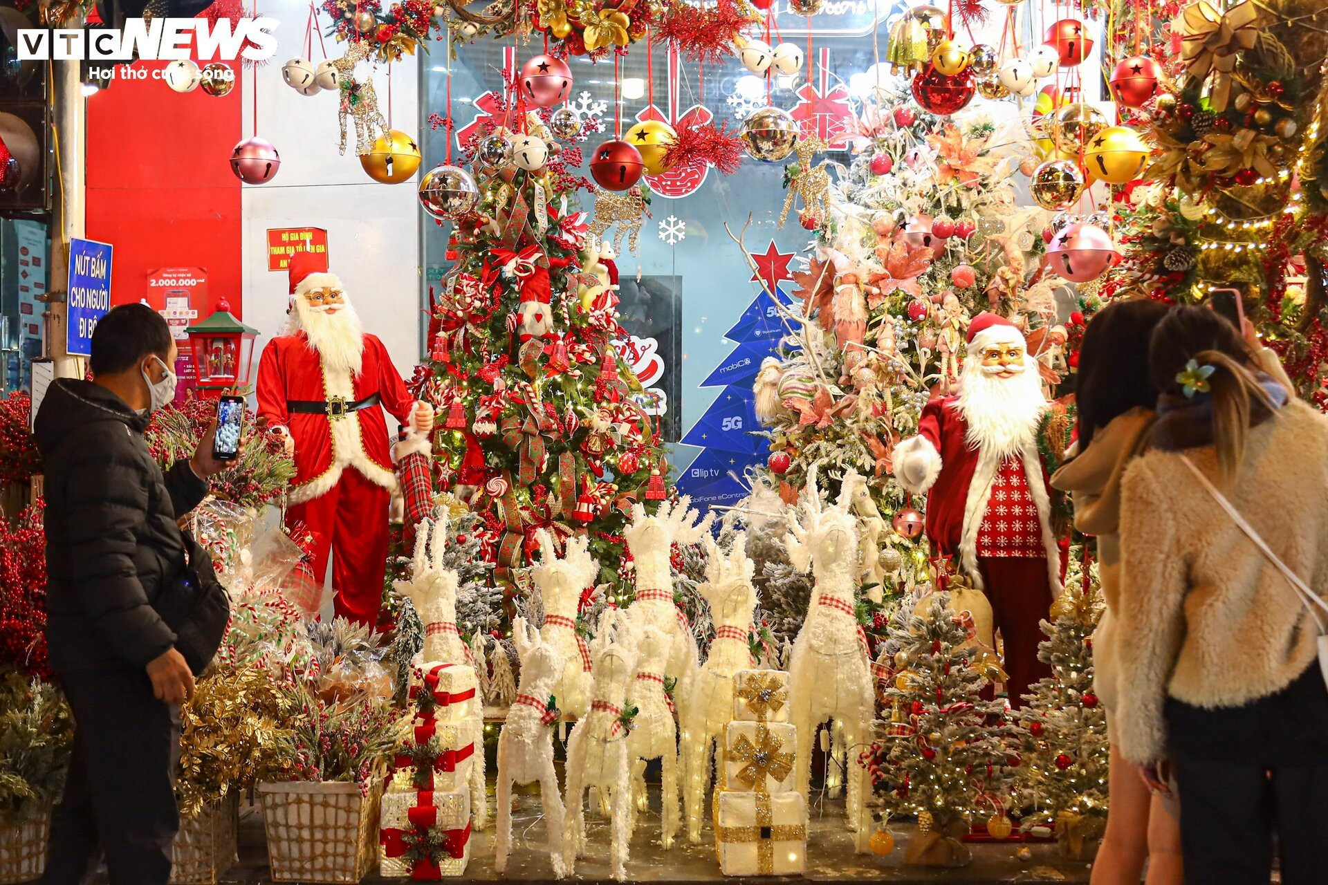 Khách xem nhiều hơn mua, thị trường đồ trang trí Giáng sinh ở Hà Nội 'cảm lạnh' - 16