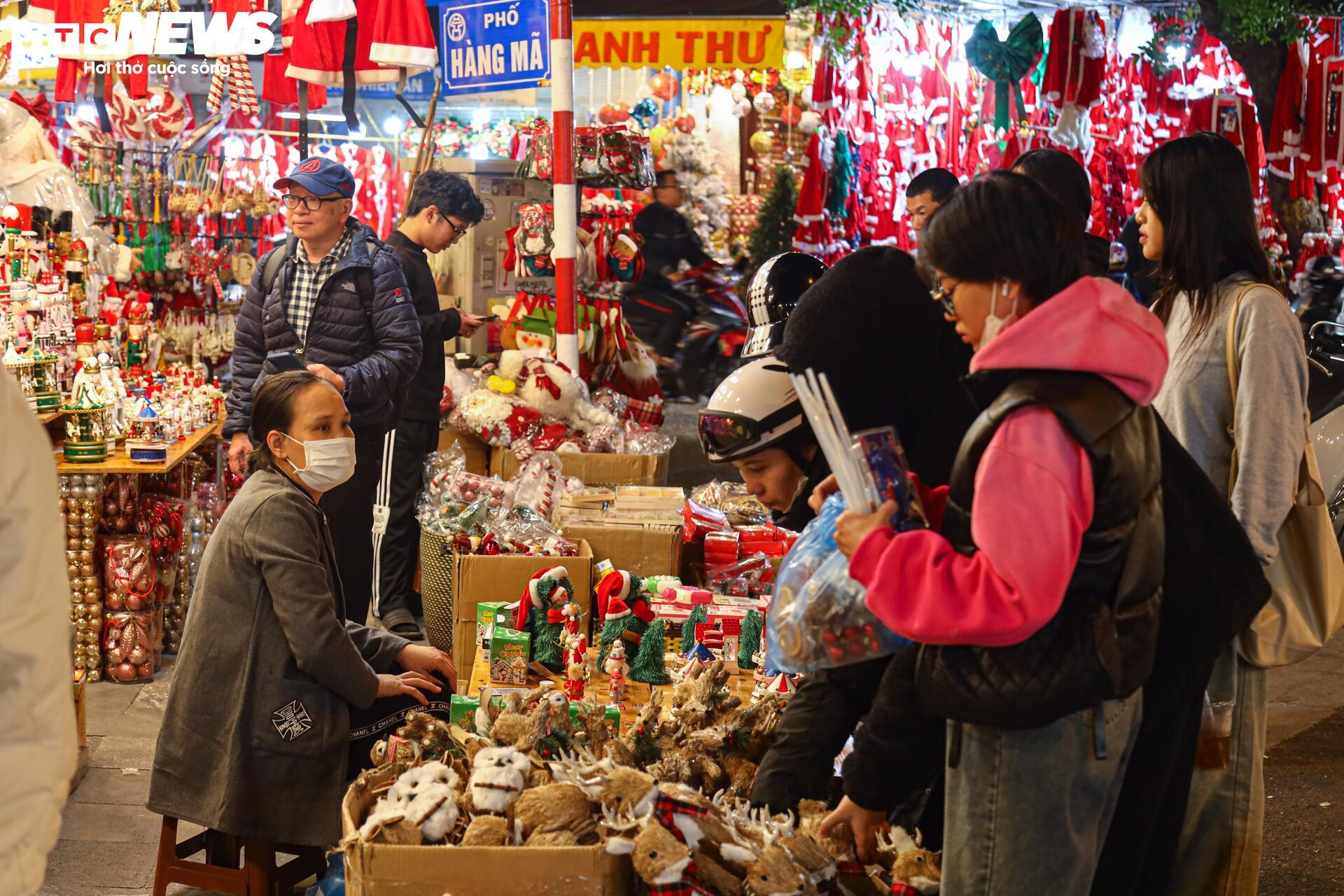 Khách xem nhiều hơn mua, thị trường đồ trang trí Giáng sinh ở Hà Nội 'cảm lạnh' - 12