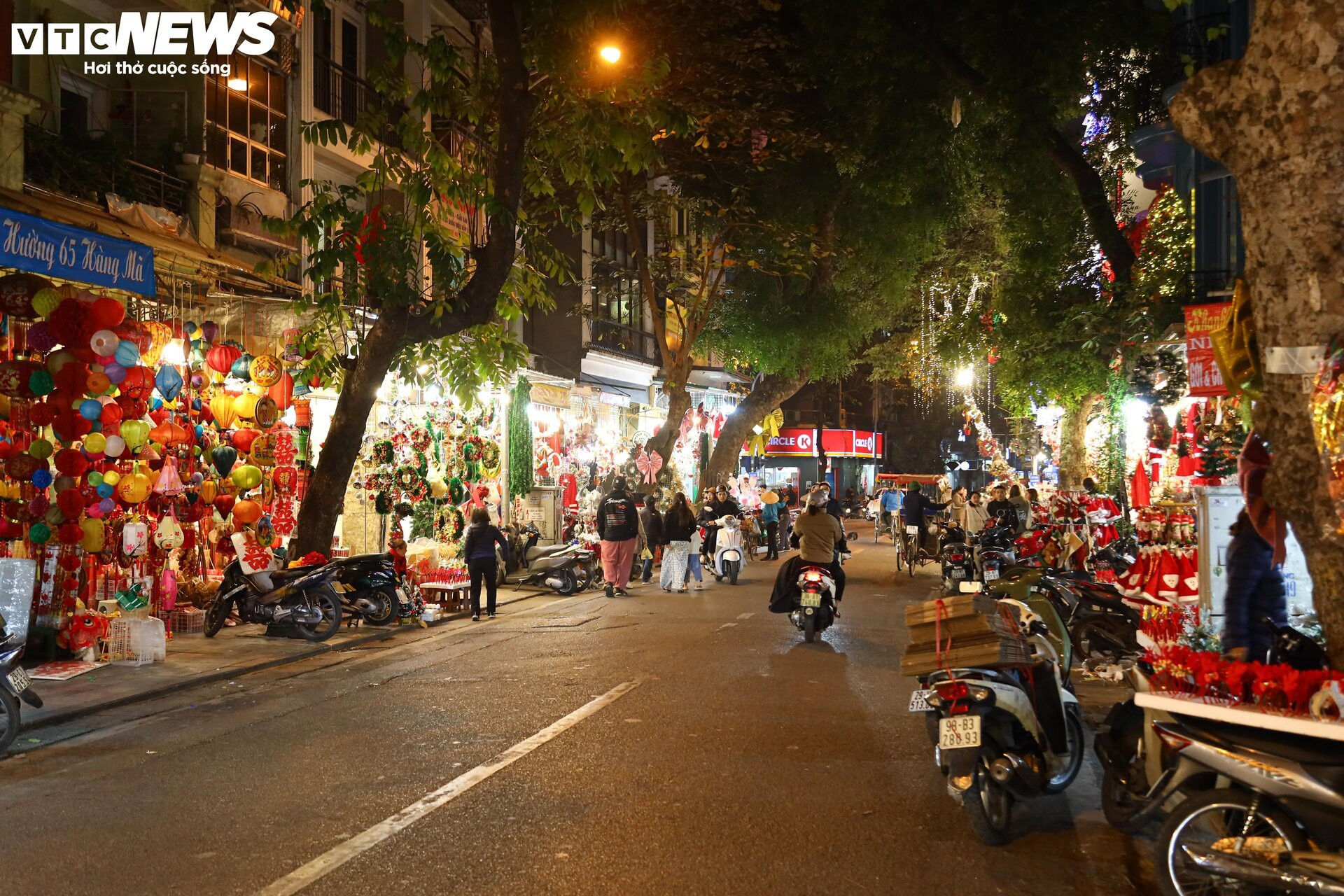 Khách xem nhiều hơn mua, thị trường đồ trang trí Giáng sinh ở Hà Nội 'cảm lạnh' - 18