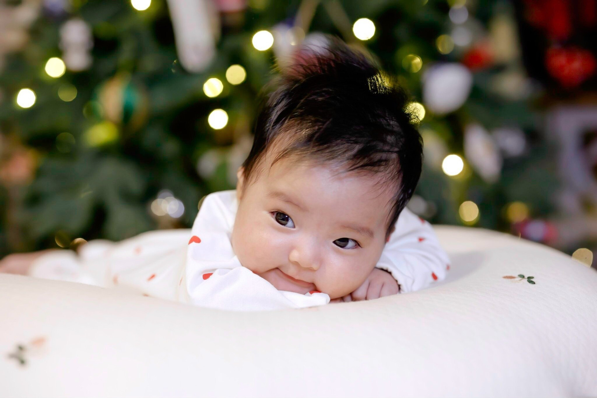 Suốt buổi chụp, Khánh Thi bận rộn chăm sóc nàng công chúa Lisa mới 3 tháng tuổi, lúc cho ăn, lúc lại thay tã và ru ngủ.