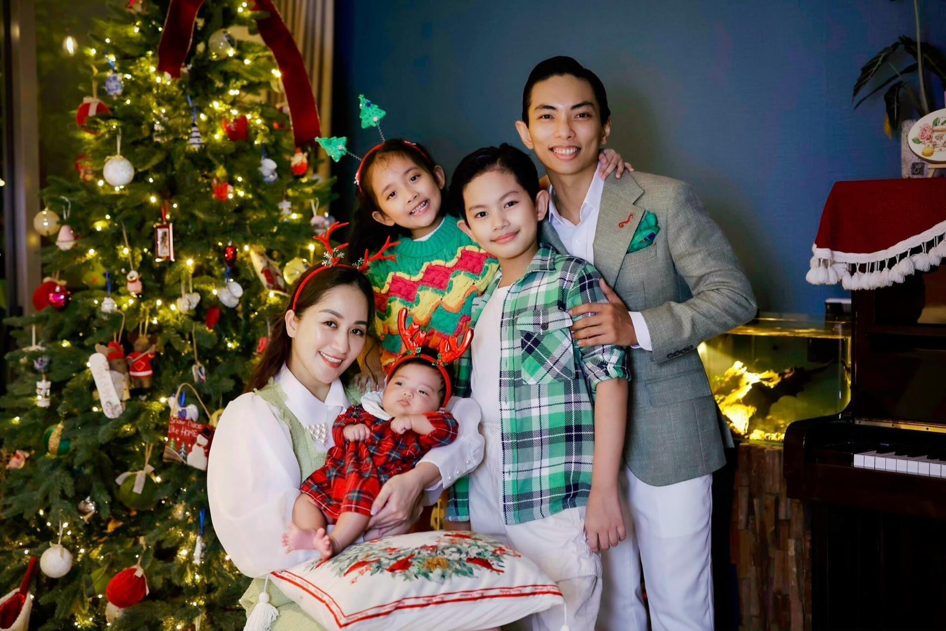 Từ khi xây dựng tổ ấm và Kubi chào đời cách đây 8 năm, Khánh Thi - Phan Hiển luôn giữ thói quen chụp ảnh kỷ niệm cả nhà vào mỗi dịp Noel.