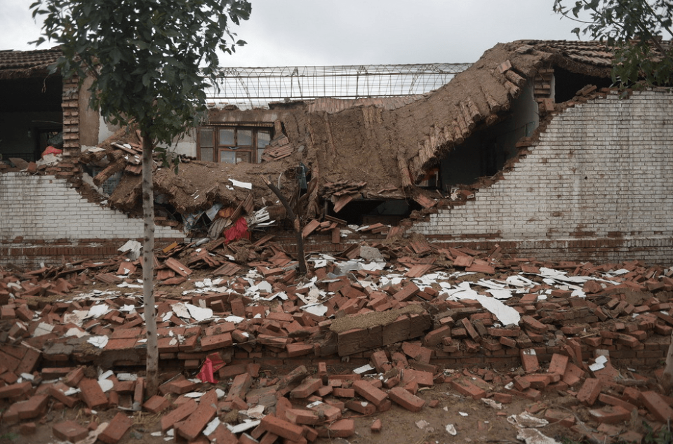 Hiện trường dãy nhà bị đổ sập sau trận động đất ở huyện Tích Thạch Sơn, tỉnh Cam Túc, Trung Quốc. (Ảnh: Sohu)