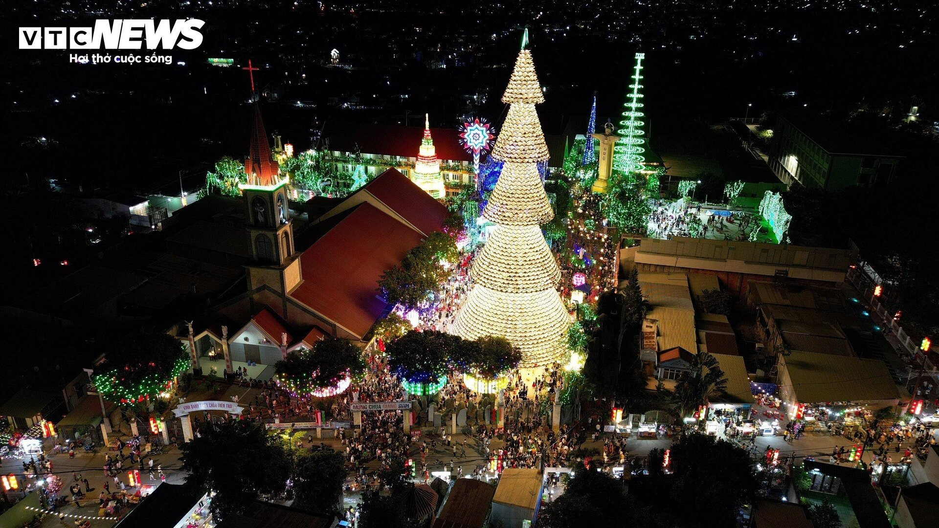 Độc đáo cây thông Noel kết từ 4.200 chiếc nón lá ở Đồng Nai - 12