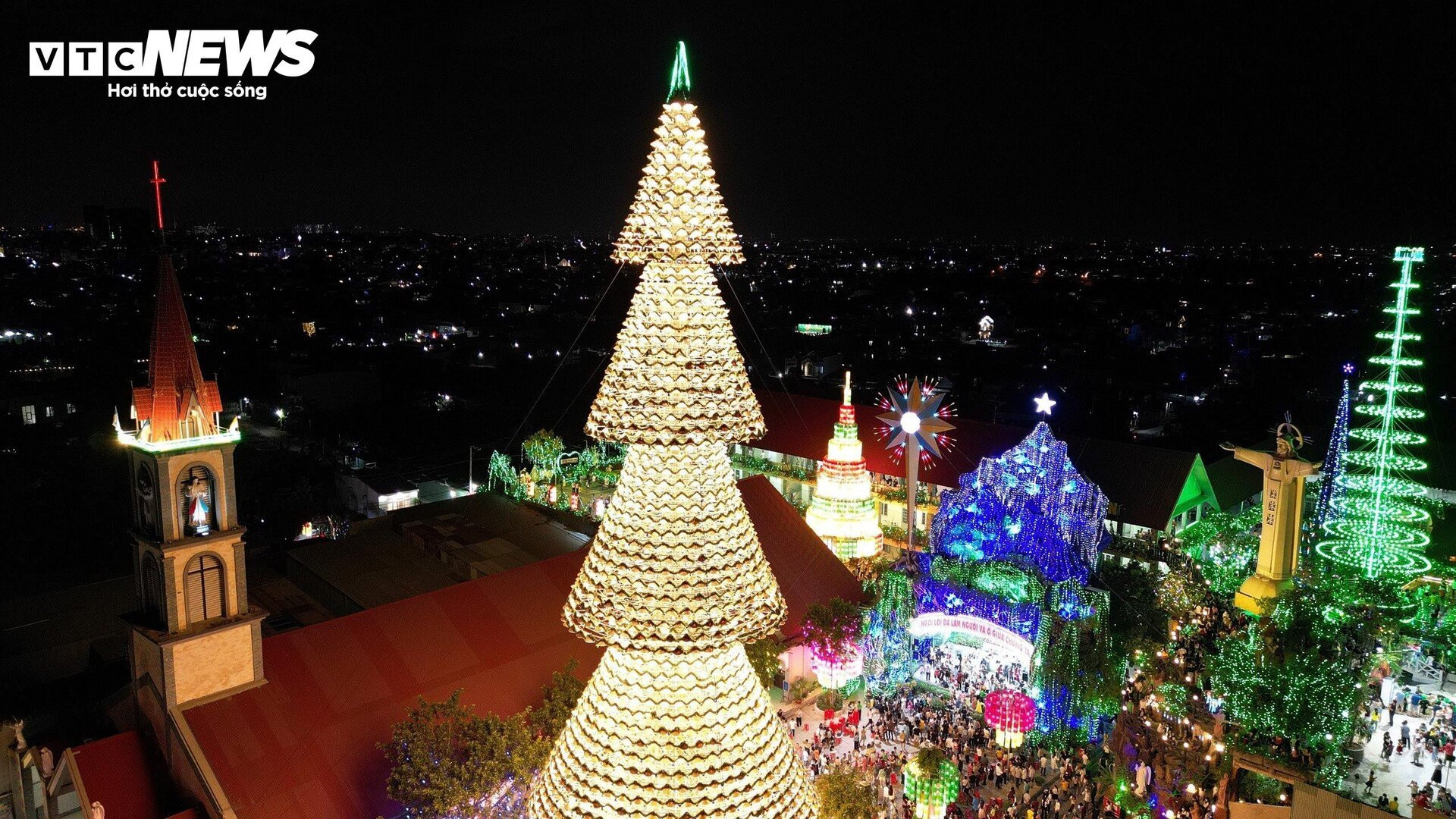 Độc đáo cây thông Noel kết từ 4.200 chiếc nón lá ở Đồng Nai - 9