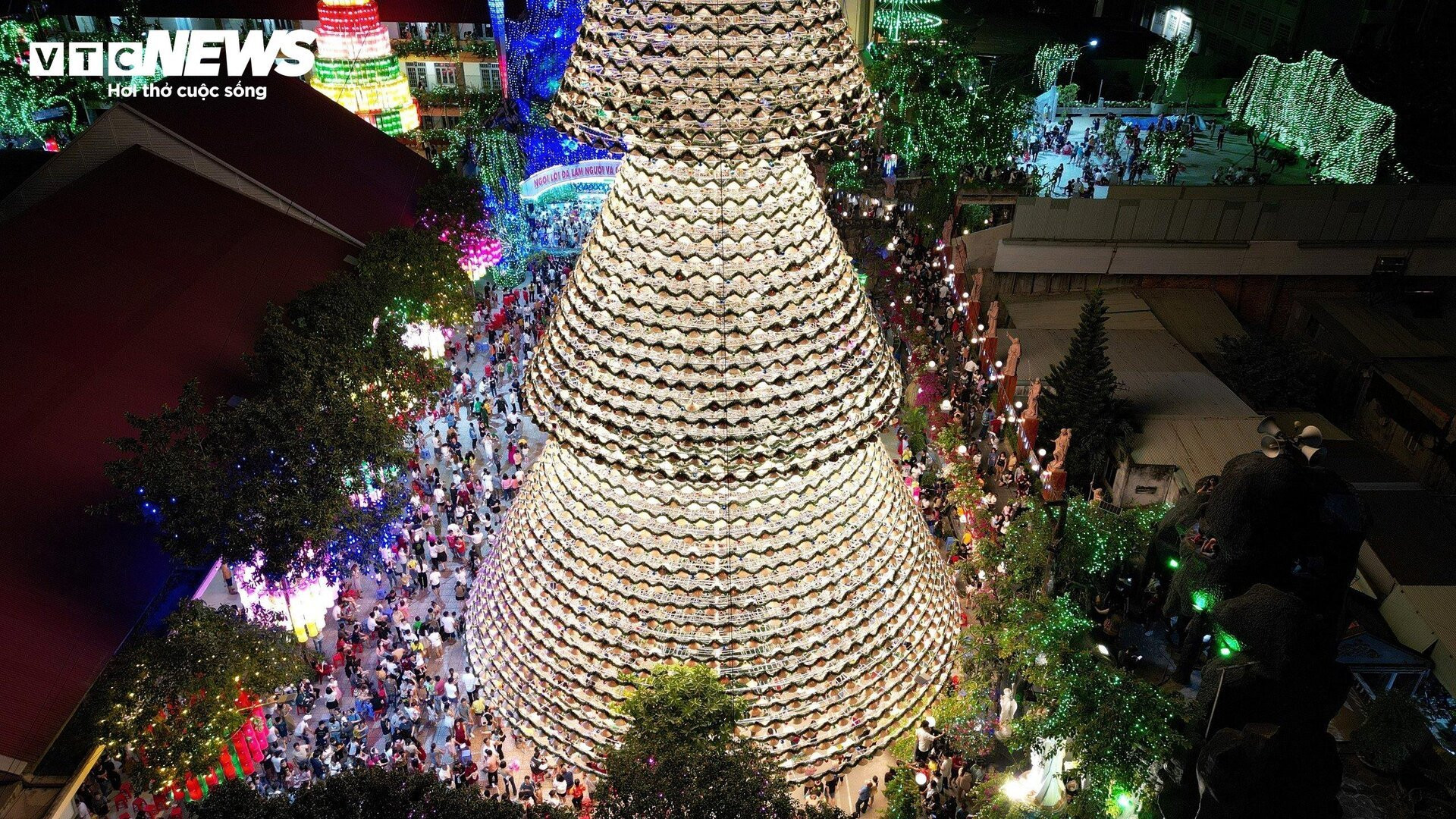Độc đáo cây thông Noel kết từ 4.200 chiếc nón lá ở Đồng Nai - 2