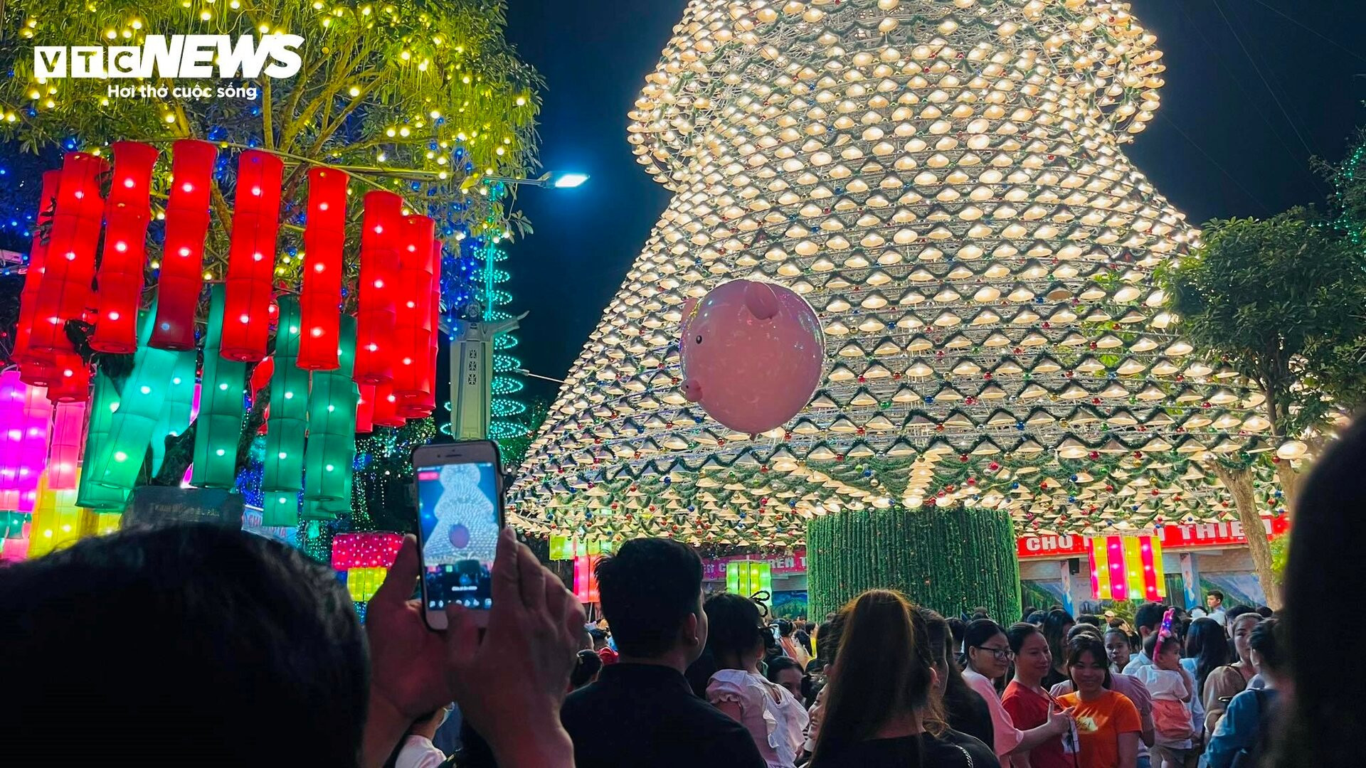 Độc đáo cây thông Noel kết từ 4.200 chiếc nón lá ở Đồng Nai - 11