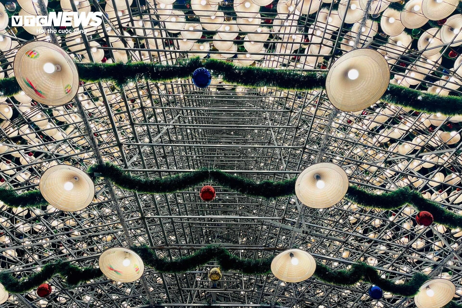 Độc đáo cây thông Noel kết từ 4.200 chiếc nón lá ở Đồng Nai - 5