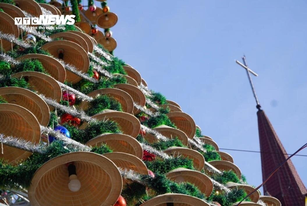 Độc đáo cây thông Noel kết từ 4.200 chiếc nón lá ở Đồng Nai - 7