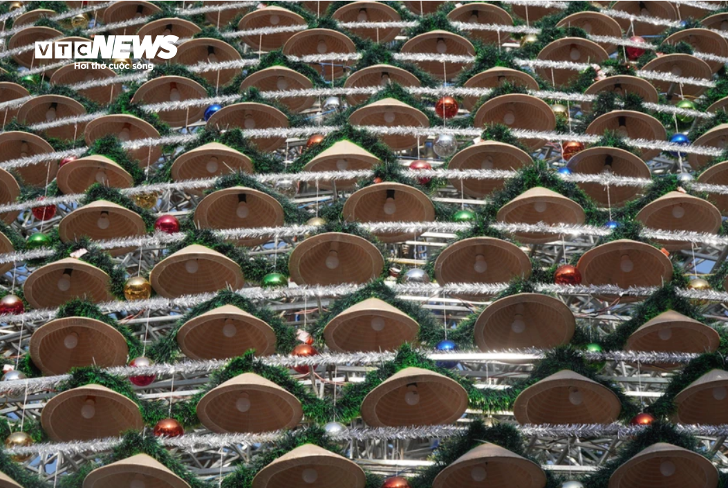 Độc đáo cây thông Noel kết từ 4.200 chiếc nón lá ở Đồng Nai - 6