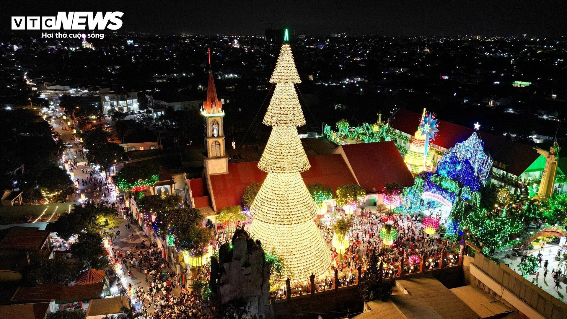 Độc đáo cây thông Noel kết từ 4.200 chiếc nón lá ở Đồng Nai - 1