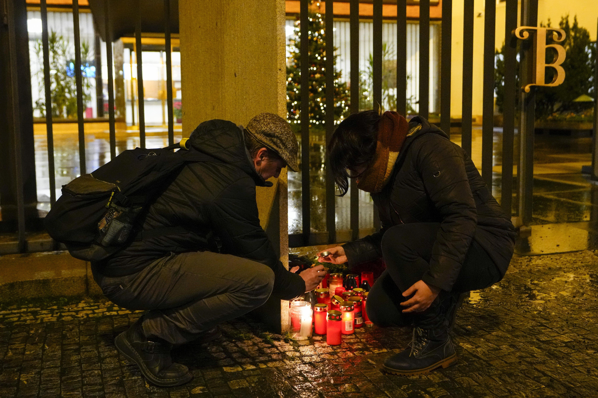 Người dân Praha thắp nến bên ngoài tòa nhà Khoa Triết học của Đại học Charles ngày 21/12 sau vụ xả súng hàng loạt. (Ảnh: AP)