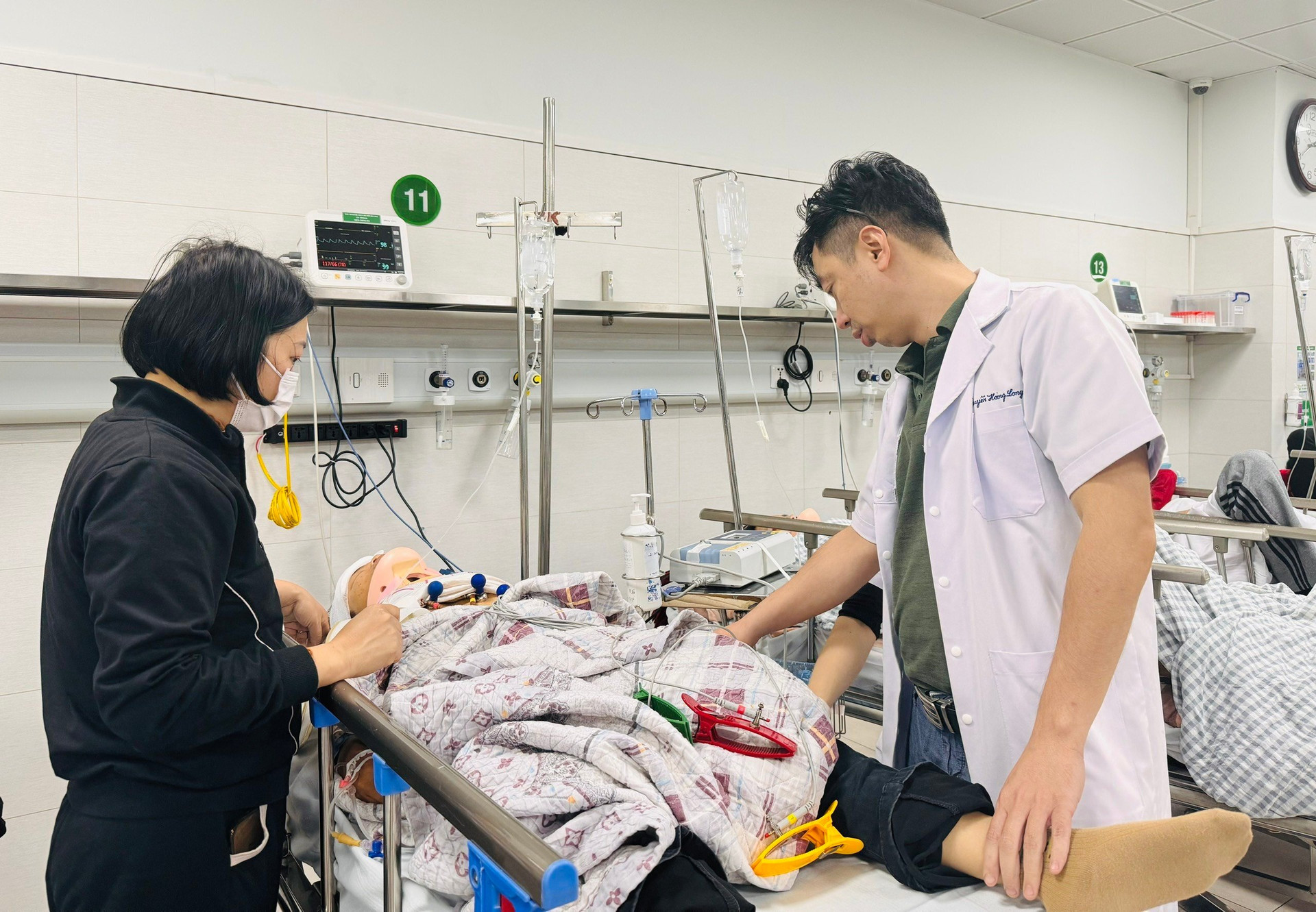 TS.BS Nguyễn Hoàng Long thăm khám cho bệnh nhân Đ.T.M.