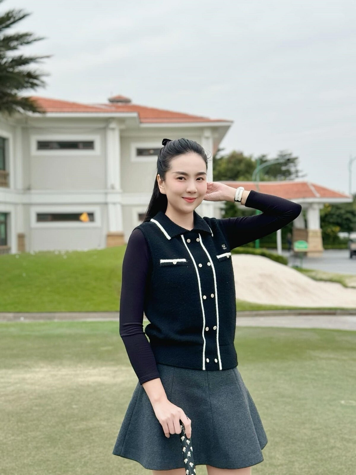 Sao Việt 23/12: H'Hen Niê bị trật bánh chè, MC Mai Ngọc khoe dáng trên sân golf - 3