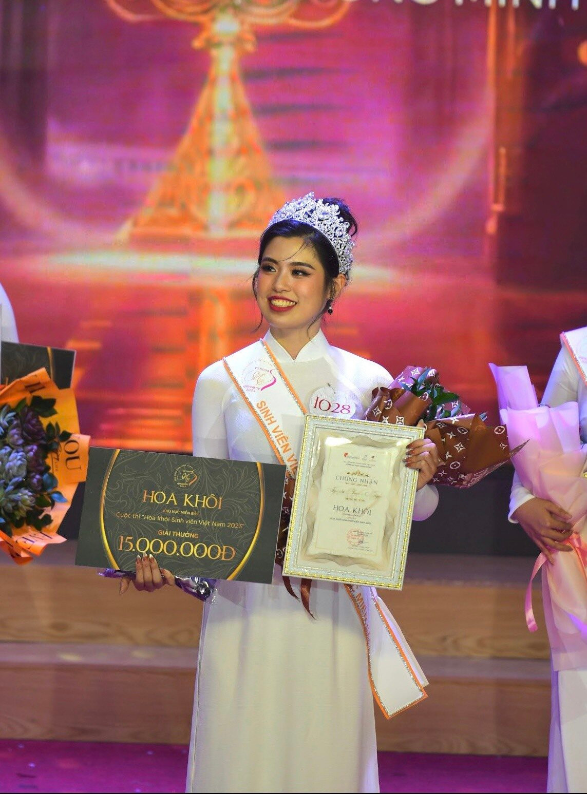 Trải qua nhiều vòng tranh tài, Nguyễn Phương Nguyên - sinh viên ngành Ngôn ngữ Anh, trường Đại học Mở Hà Nội được xướng tên cho ngôi vị cao nhất tại cuộc thi Hoa khôi sinh viên Việt Nam năm 2023, khu vực miền Bắc.