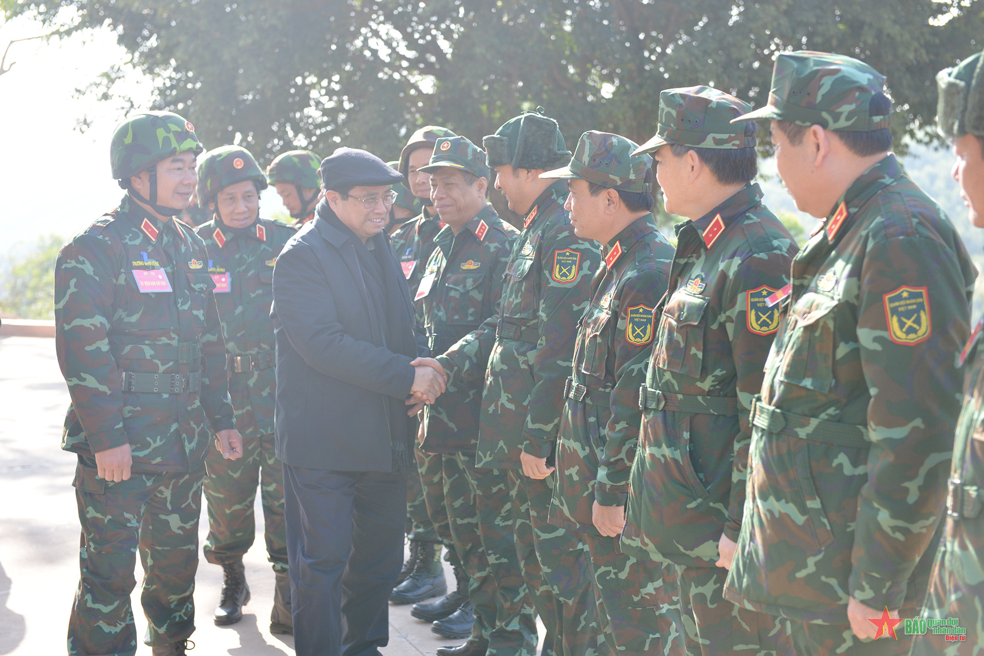 Thủ tướng Phạm Minh Chính tới dự, động viên các lực lượng tham gia chỉ đạo, theo dõi cán bộ, chiến sỹ Quân đoàn 12 diễn tập.