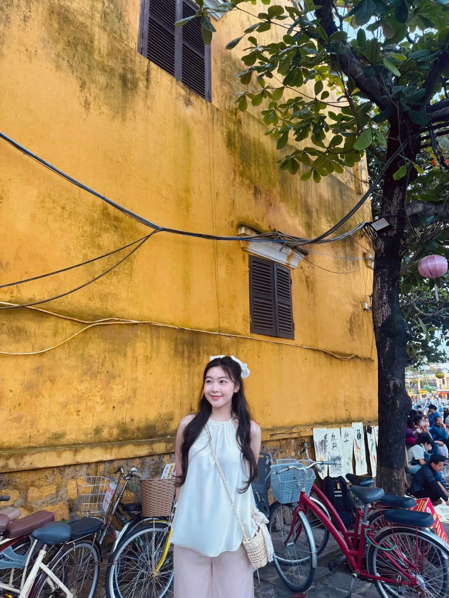 Lọ Lem - con gái đầu lòng của Quyền Linh và doanh nhân Dạ Thảo - diện trang phục giản dị vui vẻ tạo dáng chụp hình kỷ niệm tại phố cổ.