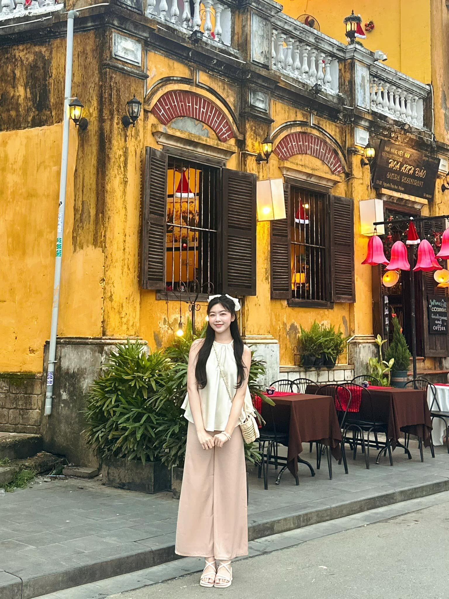 Không cầu kỳ về trang phục và bối cảnh chụp nhưng loạt ảnh của con gái MC Quyền Linh nhanh chóng thu về nhiều lượt like và bình luận tích cực.