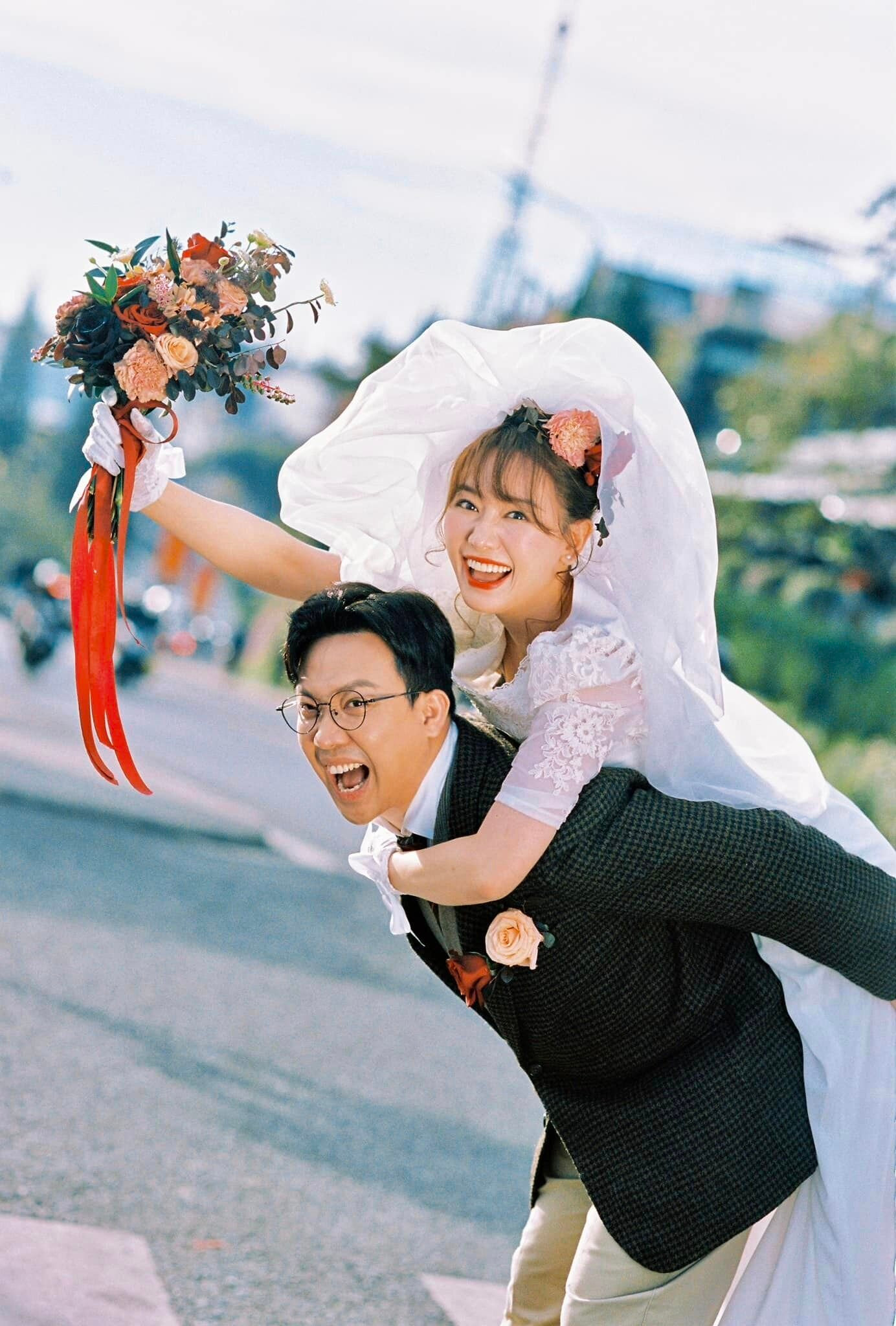 Đăng tải bộ ảnh kỷ niệm 7 năm ngày cưới, Trấn Thành có những lời nhắn nhủ ngọt ngào với Hari Won: 